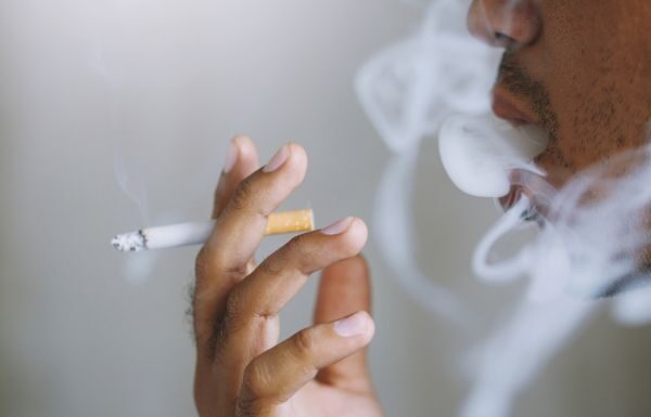 Freno de mano en la lucha contra el tabaco: México cumple reglas OMS, pero no bajan fumadores