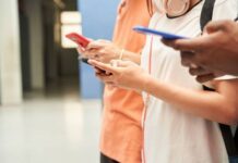 Celebran padres de familia restricción de celulares en escuelas de Guanajuato