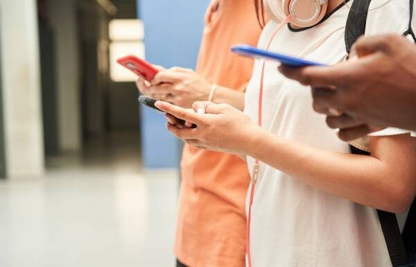 Celebran padres de familia restricción de celulares en escuelas de Guanajuato