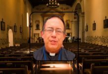 Sacerdote suspendido por Arquidiósesis continúa oficiando misa