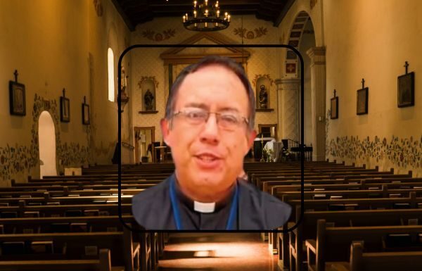 Sacerdote suspendido por Arquidiósesis continúa oficiando misa