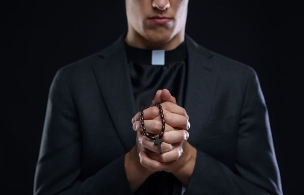 ¡Milagro! Sacerdote gana un auto en rifa que… él mismo organizó (VIDEO)