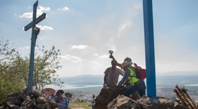 El corazón de piedra y fe: La Bajada de la Santa Cruz en San Miguel de Allende (Fotogalería)