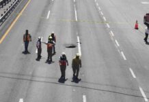 Se presenta socavón en la Silao León y se registra caos vial