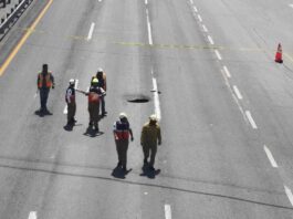 Se presenta socavón en la Silao León y se registra caos vial