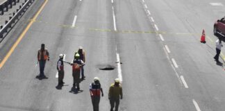 Se presenta socavón en la Silao León y se registra caos vial