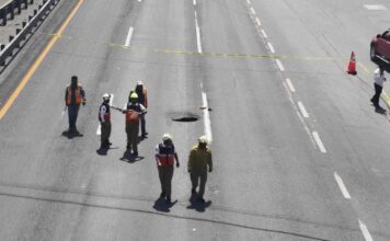 Se presenta socavón en la Silao León y se registra caos vial