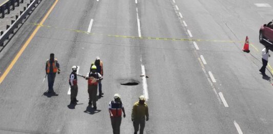 Se presenta socavón en la Silao León y se registra caos vial