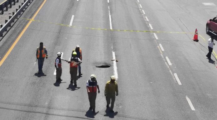 Se presenta socavón en la Silao León y se registra caos vial
