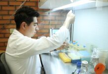 Estudiante UG descubre alternativas terapéuticas a resistencia bacteriana