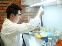 Estudiante UG descubre alternativas terapéuticas a resistencia bacteriana
