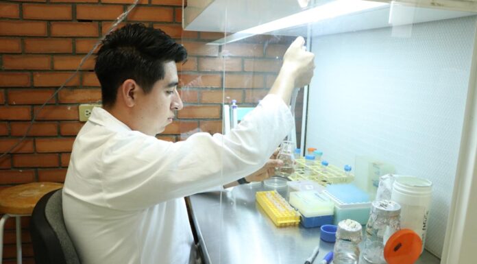 Estudiante UG descubre alternativas terapéuticas a resistencia bacteriana