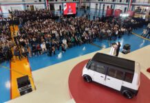 Presenta Sheinbaum primer auto electrico mexicano
