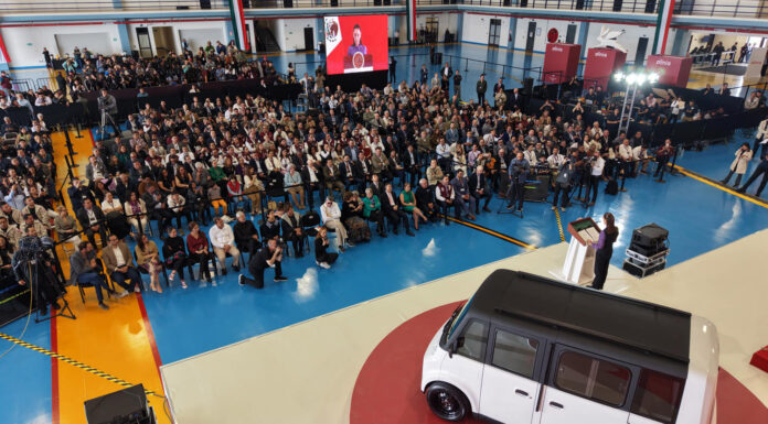 Presenta Sheinbaum primer auto electrico mexicano