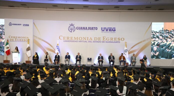 Egresan estudiantes de la UVEG; 854 egresados de la CDMX