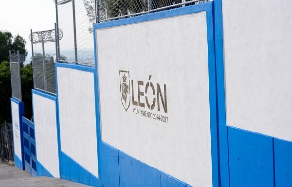 Ale Gutiérrez entrega mejoras en escuela Francisco Lozornio de León