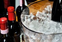 ¿Hielo al vino tinto? El ‘pecado’ que los expertos ya no se atreven a condenar (y por qué deberías probarlo hoy)