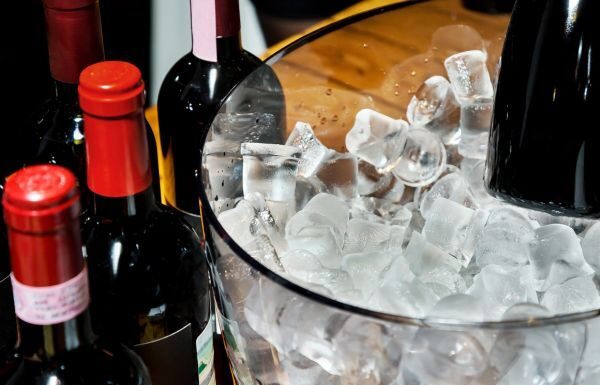 ¿Hielo al vino tinto? El ‘pecado’ que los expertos ya no se atreven a condenar (y por qué deberías probarlo hoy)