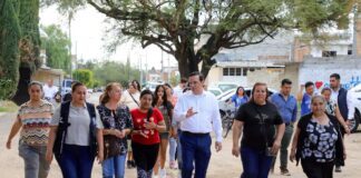 Entrega Jorge Jiménez Lona escrituras a familias en Salvatierra