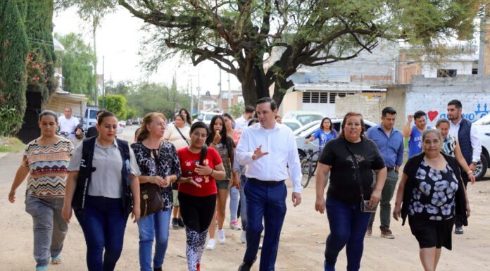 Entrega Jorge Jiménez Lona escrituras a familias en Salvatierra