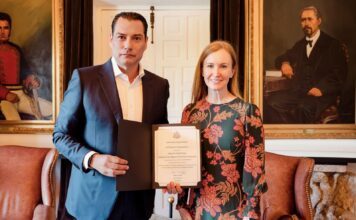 Dos culturas, un solo hogar: Reconoce EUA política de integración de Mauricio Trejo