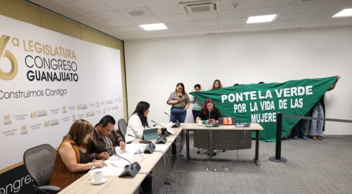 Diputados sesionan en la Comisión de Justicia en Congreso local