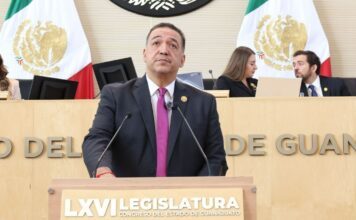 Presentan Sergio Contreras iniciativa para eliminar barreras económicas en educación privada