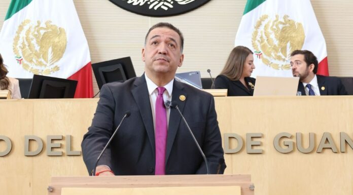 Presentan Sergio Contreras iniciativa para eliminar barreras económicas en educación privada