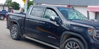 Balean vehículo de Hugo Estefanía donde viajaba su hijo; acusa al alcalde de la agresión