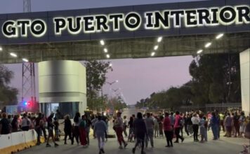 Comuneros bloquean acceso al Puerto Interior