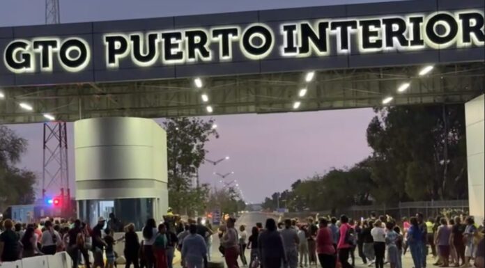 Comuneros bloquean acceso al Puerto Interior