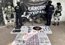 Tras persecución, sujetos arrojan maleta con dinero, armas y joyas en León