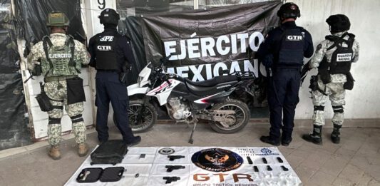 Tras persecución, sujetos arrojan maleta con dinero, armas y joyas en León