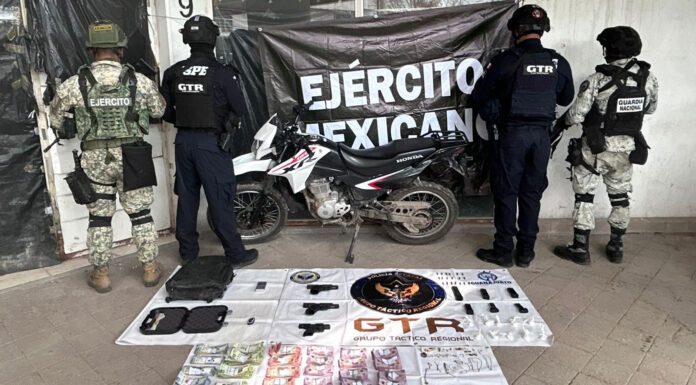 Tras persecución, sujetos arrojan maleta con dinero, armas y joyas en León
