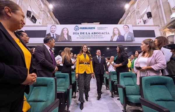 Reconoce Libia Dennise a abogados guanajuatenses
