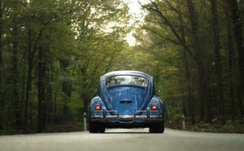 Del garaje al mundo: El insólito fenómeno del joven que convirtió un vocho en un auto eléctrico solar usando tutoriales de internet