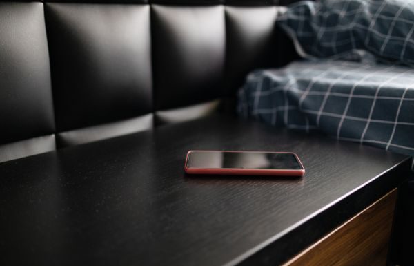 Experimenta con un verdadero descanso y desconéctate de tu teléfono antes de dormir