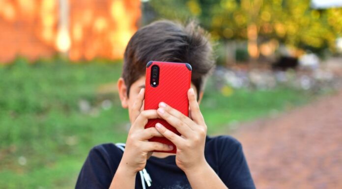 Por concenso regular celulares y redes sociales en infancias: Sheinbaum