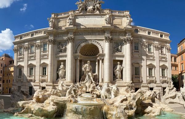 El dilema de la Fontana di Trevi: Roma estrena una “pasarela” para turistas y divide opiniones