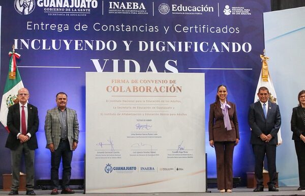 Entrega Guanajuato más de mil certificados INAEBA