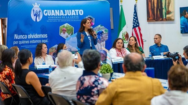 Realiza Libia Dennise gira de visita a paisanos en Chicago