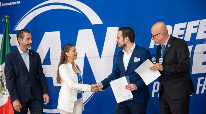 Alan Márquez formaliza su registro en el programa ‘Defensores de la Patria, la Familia y la Libertad’ del PAN