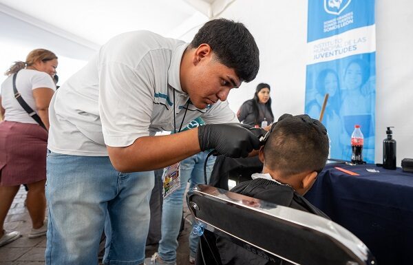 Feria de servicios registró más de 2 mil 500 atenciones en León