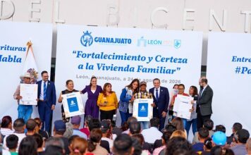 Entregan escrituras a más de 1 mil ciudadanos en León