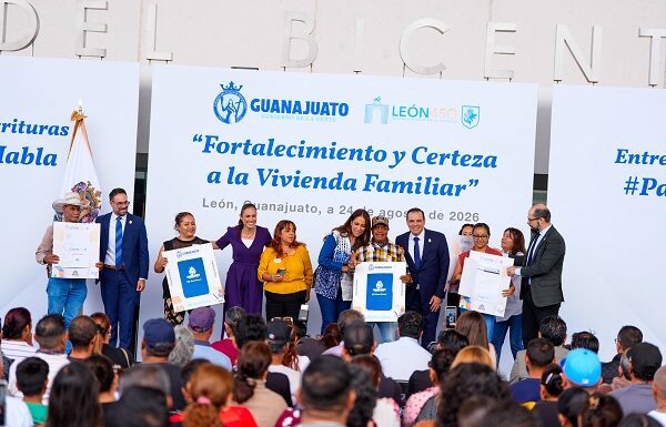 Entregan escrituras a más de 1 mil ciudadanos en León