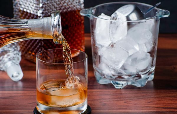 Hay dos intoxicados con alcohol adulterado en el IMSS, reporta Celaya; el instituto lo niega