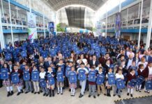 Entrega Libia Dennise útiles escolares a estudiantes de León