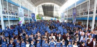 Entrega Libia Dennise útiles escolares a estudiantes de León