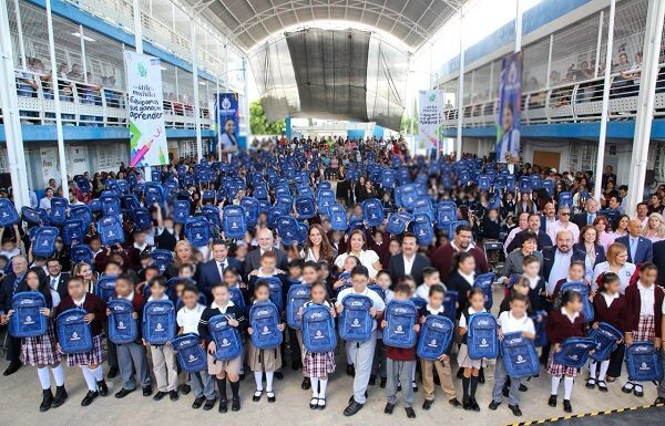 Entrega Libia Dennise útiles escolares a estudiantes de León