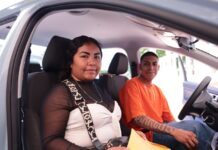 Entrega Melanie Murillo auto a ganador de sorteo de la Feria Silao 2026